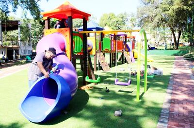 Obreros trabajan en los detalles para la habilitación del parque inclusivo. El espacio será inaugurado en los próximos días.