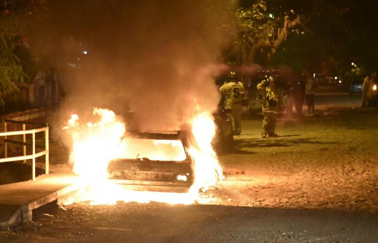 Personas desconocidas quemaron un vehículo que estaba en desuso. El dueño sospecha de una venganza.