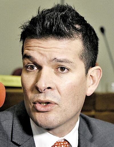 Sergio Godoy (ANR, cartista), senador. Plantea recorte de los gastos superfluos y de privilegios de funcionarios públicos.