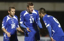 los-jugadores-de-bosnia-herzegovina-senad-lulic-i-edin-dzeko-c-y-vedad-ibisevic-d-hablan-durante-el-partido-ante-lituania-214630000000-614389.JPG