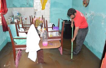 carlos-acosta-uno-de-los-vecinos-mas-afectados-trata-de-escurrir-el-agua-de-lluvia-que-ingreso-a-su-casa-el-miercoles--220105000000-1512020.jpg