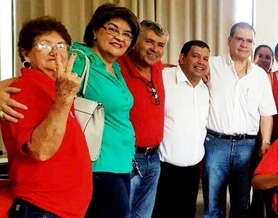 Dora Lilian Torres de Argüello (segunda a la izquierda), exdirectora de Insumos Estratégicos del Ministerio de Salud, junto con Antonio Barrios (primero a la derecha), exministro de Salud y actual senador colorado.