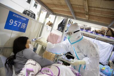 El personal médico con trajes protectores atiende a pacientes en un hospital de Wuhan.