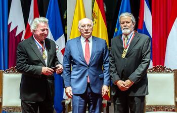 luis-szaran-el-canciller-eladio-loizaga-y-el-artista-plastico-koki-ruiz-posan-al-final-del-acto-de-condecoracion--200048000000-1511920.jpg
