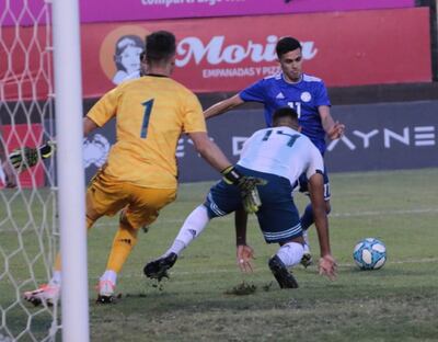 Momento exacto en que Jesús Medina (11), de Paraguay, define para el gol ante la marca de los argentinos Facundo Medina (14) y el portero Facundo Cambeses.