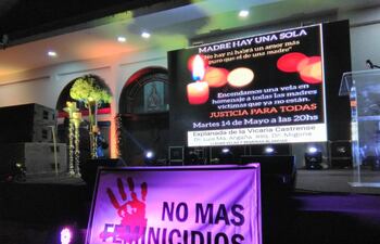 un-grupo-de-ciudadanos-se-reunio-esta-noche-en-la-explanada-de-la-vicaria-castrense-para-homenajear-a-las-madres-victimas-de-feminicidio-en-vispera-de-233021000000-1832509.jpeg