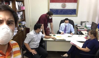 Juez de la niñez y la adolescencia, Guillermo Trovato, examina un expediente con sus funcionarios, en uno de los casos urgentes tramitados durante la emergencia sanitaria.