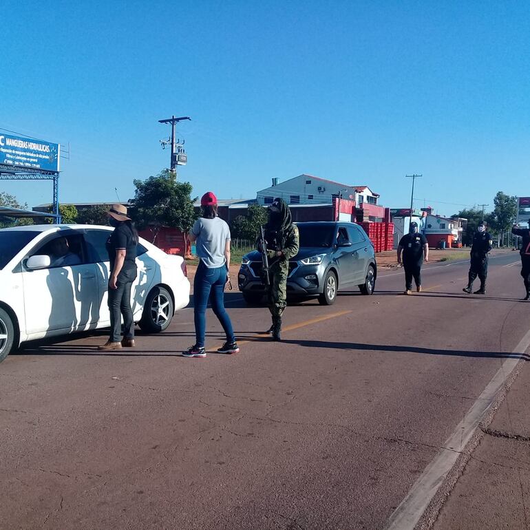 Una asistente fiscal verifica el motivo de la circulación y, en caso de no poseer certificado laboral, los rodados deben retornar.