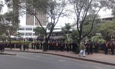 Policías frente a la Municipalidad