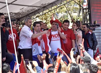 El 13 de agosto el presidente Mario Abdo fue a la Plaza de la Democracia a saludar a los hurreros tras zafar el juicio político.