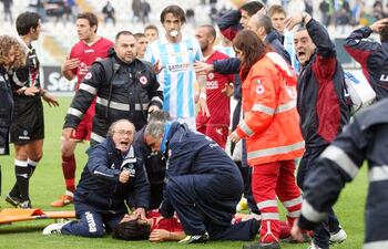 la-desesperacion-de-las-personas-que-asistieron-a-piermario-morosini-en-el-campo-de-juego-del-estadio-de-pescara-afp--214704000000-396752.jpg