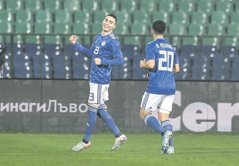El festejo de Miguel Almirón tras anotar ayer el gol que significó el triunfo albirrojo en el partido amistoso frente a Bulgaria 1-0. Se acerca a compartir la celebración el zurdo lateral Blas Riveros, que se ganó un lugar en la consideración del entrenador Eduardo Berizzo.