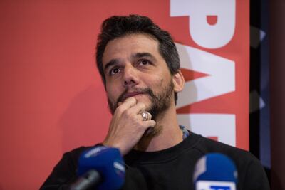 El actor y director brasileño Wagner Moura habla durante una rueda de prensa celebrada este lunes, en Santiago (Chile) con motivo de la decimoquinta edición del Santiago Festival Internacional de Cine (Sanfic).