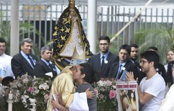 Tania recibió el consuelo del obispo de Caacupé, ante la conmoción del pueblo paraguayo que le profesó su solidaridad.