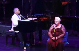 armando-manzanero-y-la-cantante-izaskun-uranga-que-actualmente-lidera-el-conjunto-espanol-mocedades--191920000000-1840311.jpg
