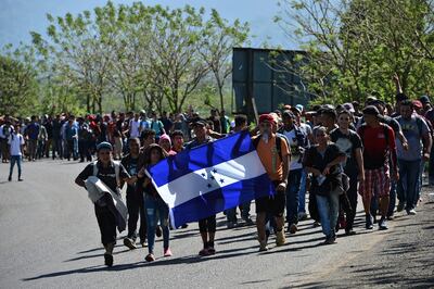 Migrantes hondureños caminan hacia Puerto Barrios, en el departamento guatemalteco de Izabal.