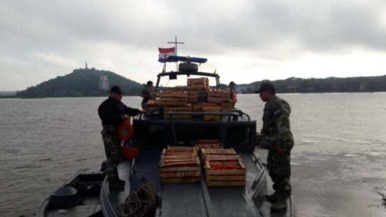 Embarcación de la Marina. De fondo se aprecia el cerro Lambaré. Foto: ABC Color.
