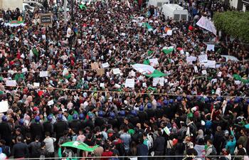 argel-una-marea-humana-desfilo-este-viernes-en-el-centro-de-argel-por-tercera-semana-consecutiva-para-reclamar-que-el-presidente-argelino-abdelaziz-231504000000-1811400.jpg
