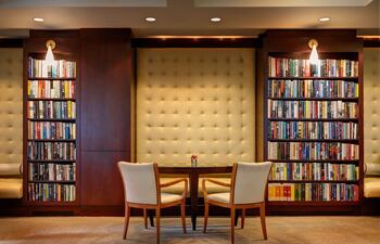 el-library-hotel-sobre-la-avenida-madison-manhattan-este-edificio-de-nueva-york-ofrece-60-habitaciones-mas-de-6-000-volumenes-subdivididos-por-arg-152047000000-1603885.jpg