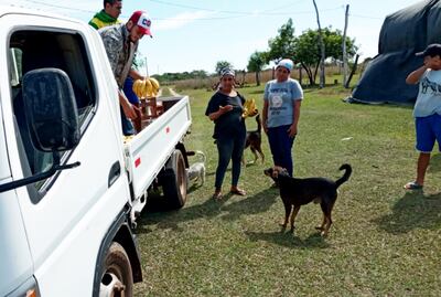 Los productores llegan a las casas de las familias de escasos recursos para entregar las frutas.