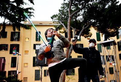 El violinista Andrea Casta se presenta en el barrio de  San Basilio, mientras el público observa desde las ventanas de sus casas la actuación de la compañía “Bajo el mismo cielo”. Esto,   sin descuidar el distanciamiento físico recomendado ante la pandemia.