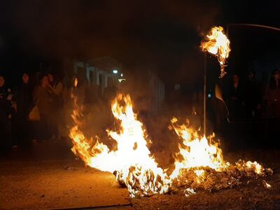 Alumnos de la UNA queman muñecos de Mario Abdo Benítez y Hugo Velázquez, cuya renuncia exigen pese al rechazo del juicio político.