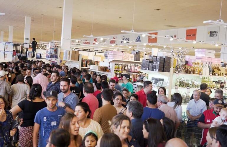Una multitud de gente dentro del Shopping China de Pedro Juan Caballero.