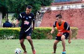 los-volantes-sergio-aquino-y-ngel-cardozo-lucena-en-el-entrenamiento-de-libertad-que-se-prepara-para-el-clasico-blanco-y-negro-ante-olimpia--214047000000-1075370.jpg