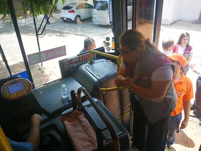 Cada bus deberá contar con alcohol para que el usuario se desinfecte antes y después de abonar el pasaje.
