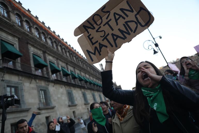 Colectivos y organizaciones feministas protestan este martes frente al Palacio Nacional.