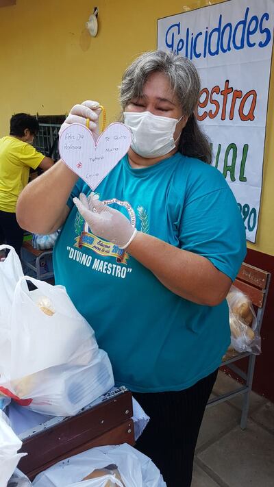 Docentes solidarias, entregan alimentos en su día.