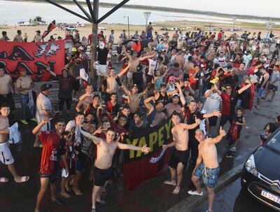 Seguidores del equipo santafesino acamparon  ayer en  la Costanera de Asunción, muchos se dieron un chapuzón en las contaminadas aguas y luego se refrescaron con chorros de camiones cisternas. Llenaron de colorido la Capital en una festiva previa del encuentro entre Colón e Independiente del Valle de Ecuador.