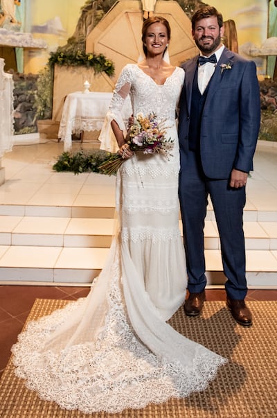 La diseñadora Ofelia Aquino, para su marca Ofelia Otello, confeccionó el vestido de Soledad, en el cual la mayoría de los tejidos utilizados fueron encajes rústicos de algodón eco- friendly. El tocado y el ramo fueron preparados por Almacén de Flores.