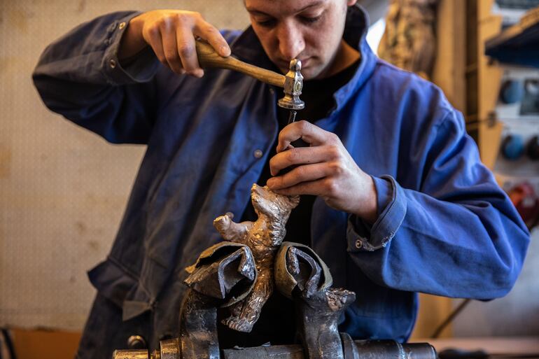 Un trabajador realiza artesanalmente la escultura del Oso de la Berlinale.