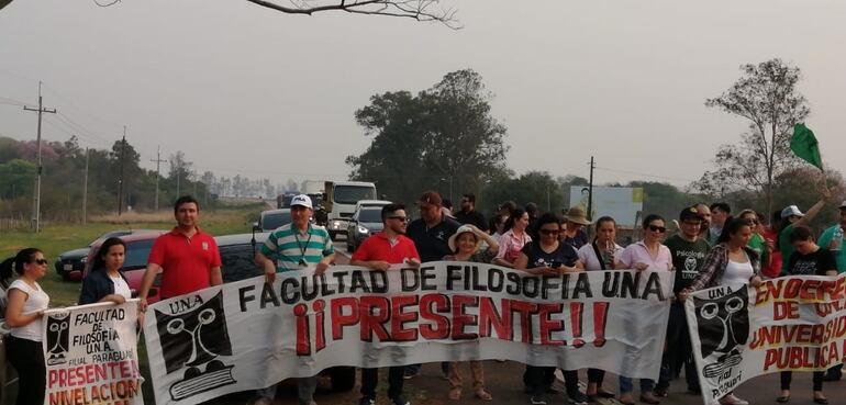 Docentes reclamaron equiparación salarial con cierre de rutas.