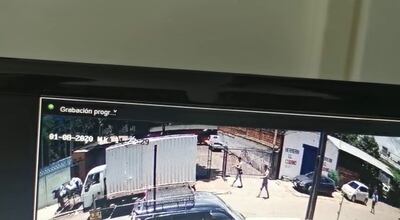 Momento en que los empleados de la empresa se disponían a subir al vehículo.