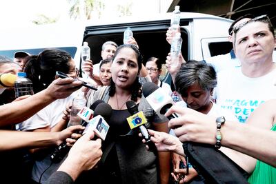 Acto de denuncia en Nicaragua, luego de que la Policía detuviera a varios familiares de presos políticos por llevar agua a una iglesia, donde se realiza una huelga de hambre por su libertad.