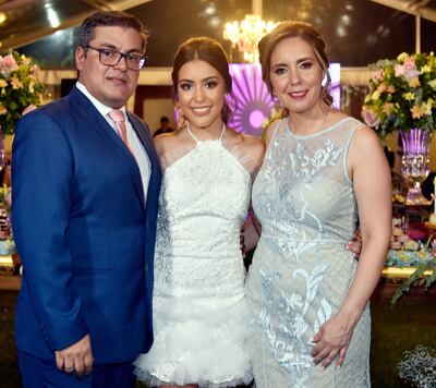 La quinceañera Lara Valentina Sandoval Feliciángeli, con sus padres Ariel Sandoval y Silvia Feliciángeli, en su residencia.