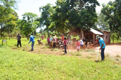 Los miembros de la comunidad indígena Naranjito-Río Verde se reunieron ayer y   limpiaron  el patio de la institución educativa para el  inicio de clases previsto para el 21 de febrero próximo.