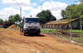 ayer-camiones-seguian-en-la-tarea-de-trasladar-rieles-y-durmientes-viejos-de-la-antigua-estacion-de-luque-cuyo-edificio-aparece-a-un-costado-apenas-215205000000-1558921.jpg