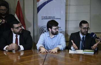 Autoridades intentaron justificar por todos los medios que no hay nada irregular en la adquisición de las comisarías móviles, cuyas mesas costaron G. 7 millones cada una.