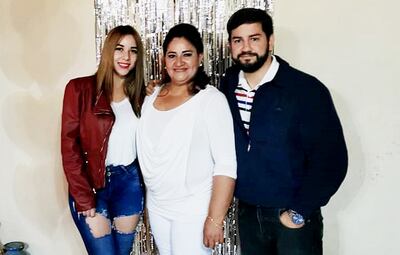 Carmen Graciela Solís Báez cumplió 50 años, acompañada de Magalí Sosa y Ricardo Báez, en su residencia de Loma Pytã, Asunción.