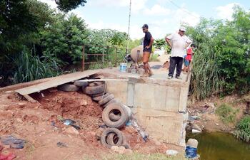 el-precario-puente-construido-por-la-comuna--192217000000-1693798.jpg