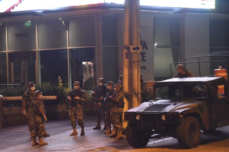 Pasajeros que llegaron desde Sao Paulo vía Ciudad del Este harán cuarentena en un hotel de Asunción.