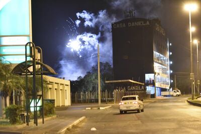 Hinchas de Cerro Porteño hicieron explotar bombas pirotécnicas en los alrededores del hotel donde están los jugadores de River Plate.