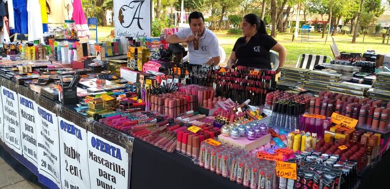 Los maquillajes son uno de los mayores atractivos en la feria de este sábado, pues son económicos y de calidad.