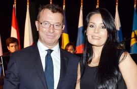 embajador-de-la-union-europea-alessandro-palmero-y-myriam-wattiez-de-palmero--202628000000-1583786.jpg