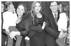 el-senador-victor-bogado-con-su-familia-gabriela-quintana-carga-a-una-nina-en-brazos--213901000000-1043424.jpg