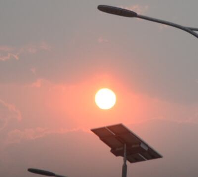 sol rojo, atardecer, ocaso, contaminación, panel solar, energía solar