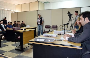 los-acusados-y-sus-abogados-escuchan-el-fallo-del-tribunal-de-sentencia-de-caacupe-por-el-crimen-de-la-mujer-cuyo-cadaver-fue-hallado-en-un-arroyo-de-231842000000-1131547.jpg